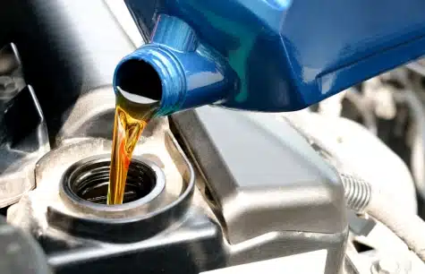 Pilama alyva į variklį