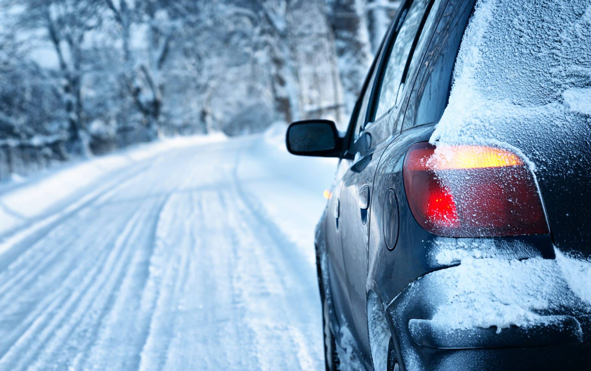 Važiuojantis automobilis žiemą